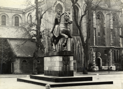 107149 Gezicht op het ruiterstandbeeld van bisschop Willibrord, met de sokkel, op het Janskerkhof te Utrecht, uit het ...